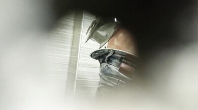 十一月电报收费群最新流出手持厕拍猫眼原创高颜值新疆美女下面确实长的有所不同