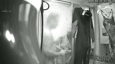 【家庭隐私真实泄密】水暖工偸偸在房主家浴室暗装针孔长时间记录两口子日常洗澡，喜欢鸳鸯浴，喜欢在浴室过夫妻生活 (5)